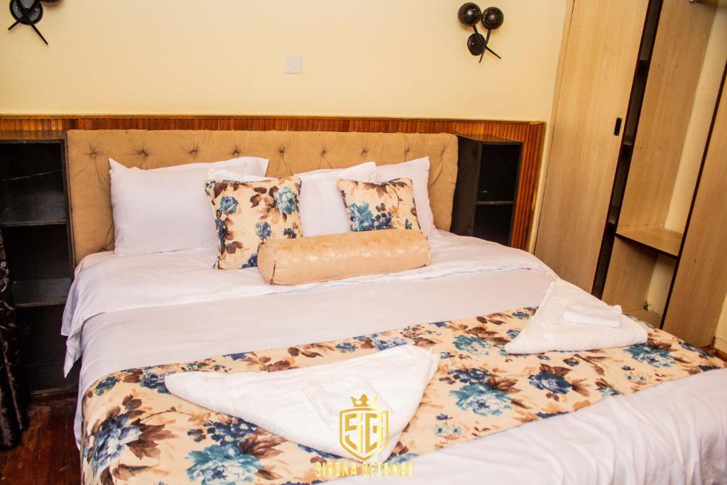 Postel nebo postele na pokoji v ubytování Sirona Getaway Hotel