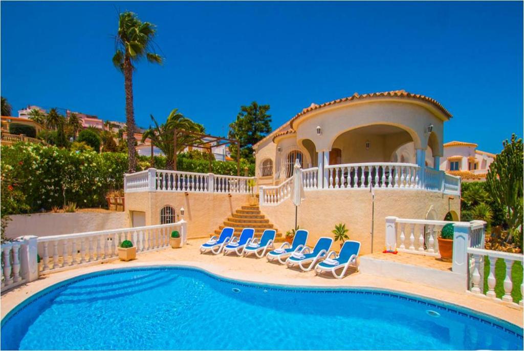 een villa met een zwembad en een huis bij Home SEA&DREAMS NiceView in Calpe