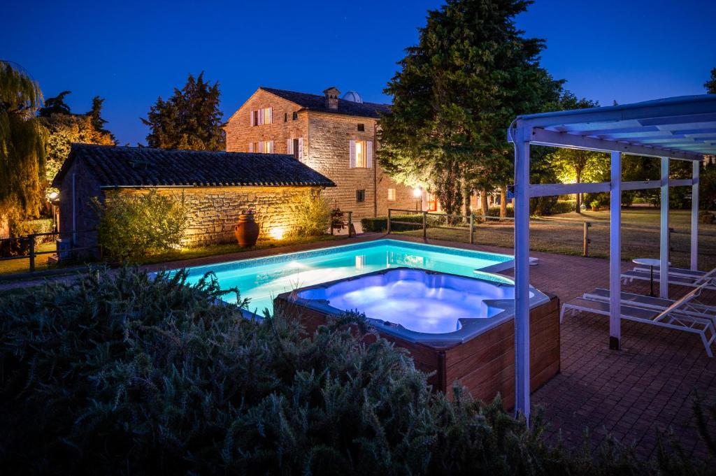 una piscina en el patio trasero de una casa en Residenza La Canonica, en Novilara