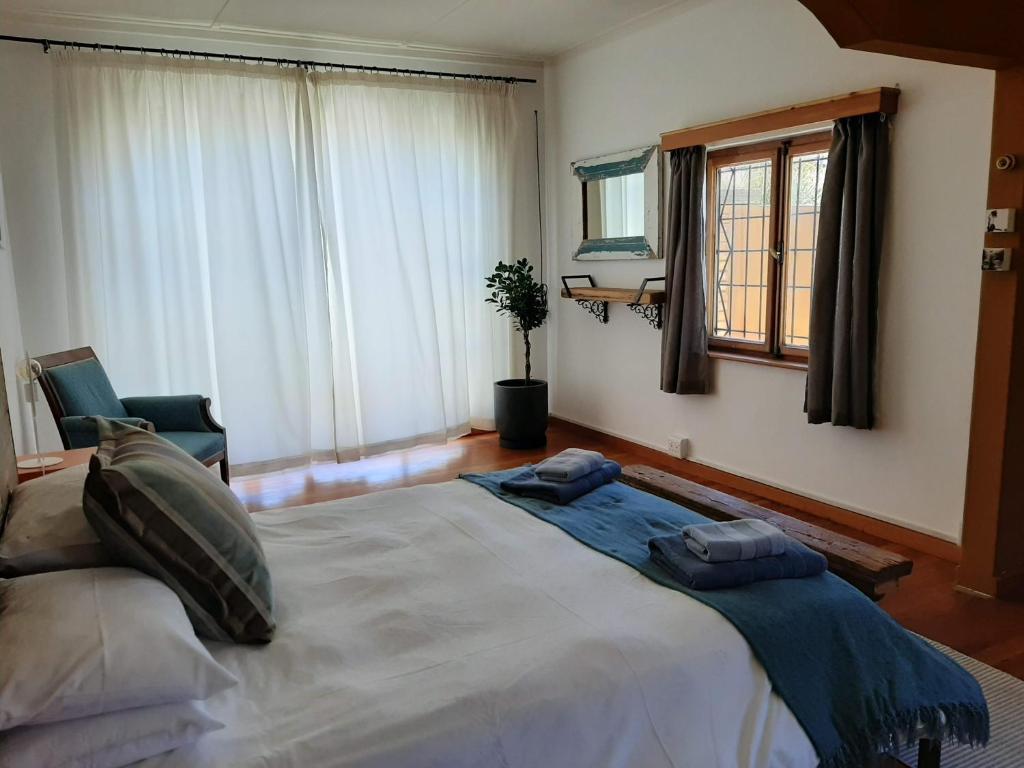 um quarto com uma cama grande e uma janela em Japie's Yard Self-Catering em Swakopmund