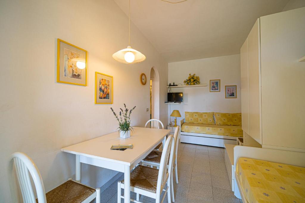 Telewizja i/lub zestaw kina domowego w obiekcie Appartamenti Vista Mare - Goelba