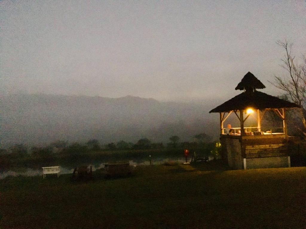 einen Pavillon mit einem Licht in der Mitte eines Feldes in der Unterkunft Vimarnkiri Resort in Pai