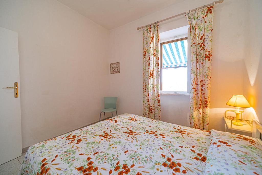 Łóżko lub łóżka w pokoju w obiekcie Appartamenti Vista Mare - Goelba