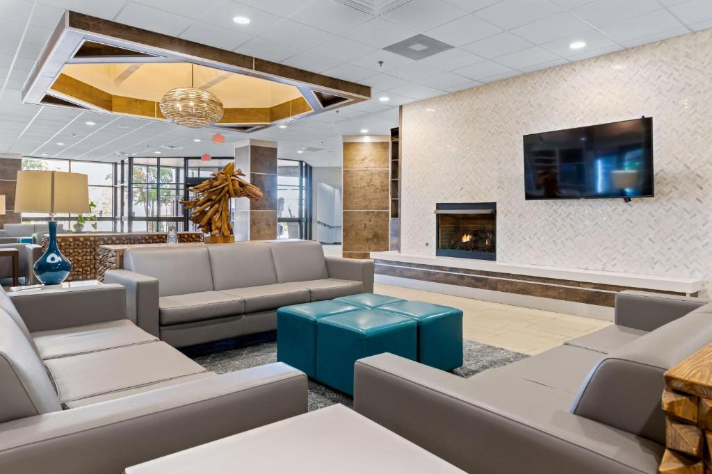 a lobby with couches and a fireplace at Holiday Inn Johnson City by IHG in Johnson City