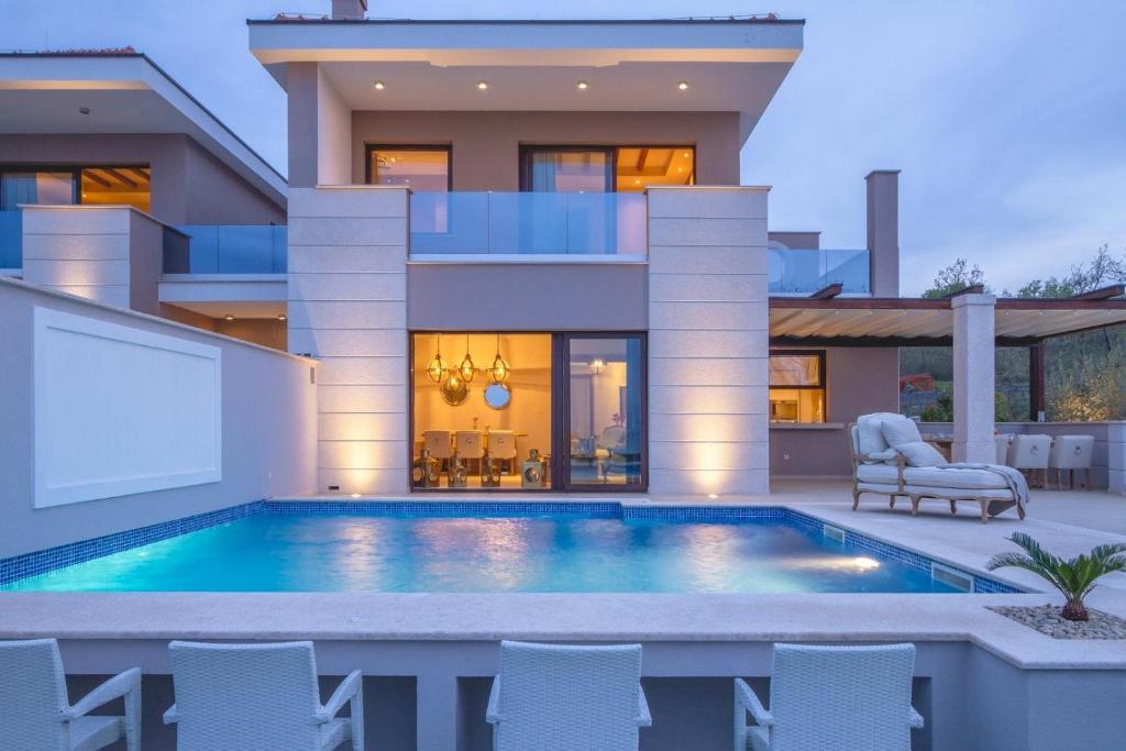 マリンスカにあるLuxury Villa Prova1のヴィラ(家の前にスイミングプール付)