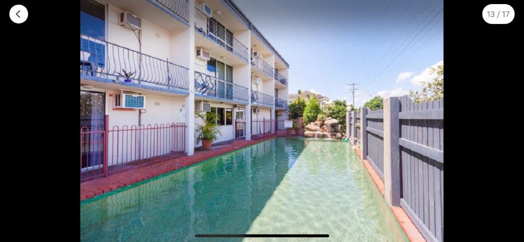 Cairns NorthにあるHoliday Lodge Apartmentの建物の前のプール