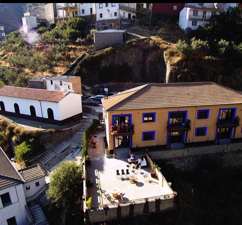 - une vue aérienne sur un bâtiment avec une maison dans l'établissement Alojamientos Rurales Hurdes Altas - La Antigua Guarderia, à Casares de las Hurdes