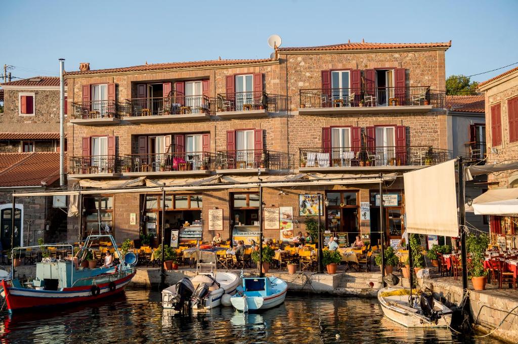 un gruppo di imbarcazioni ormeggiate di fronte a un edificio di Sea Horse a Mythimna