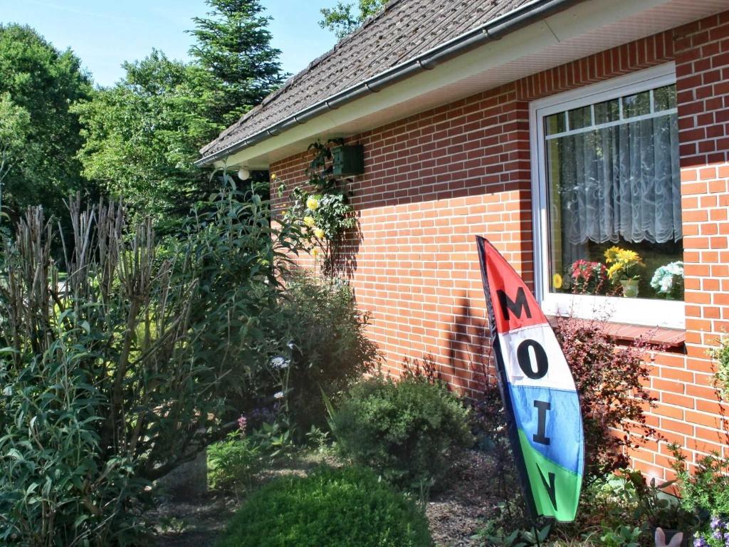 ein Haus mit einer Flagge im Vorgarten in der Unterkunft Petersen Uwe in Großenwiehe