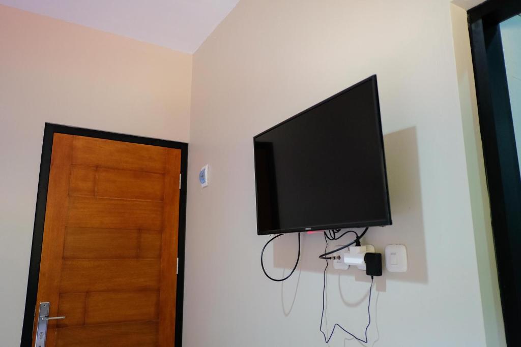 TV a/nebo společenská místnost v ubytování RedDoorz near Trans Studio Mall Cibubur 3
