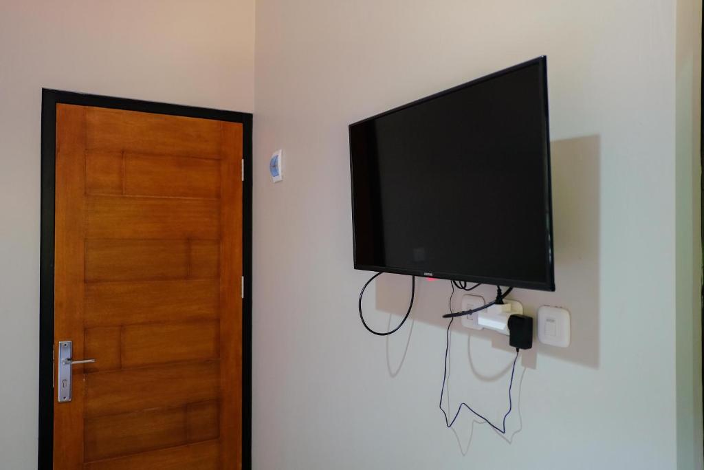 TV a/nebo společenská místnost v ubytování RedDoorz near Trans Studio Mall Cibubur 3