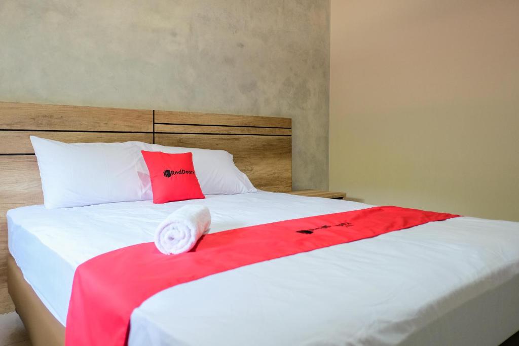 Postel nebo postele na pokoji v ubytování RedDoorz near Trans Studio Mall Cibubur 3