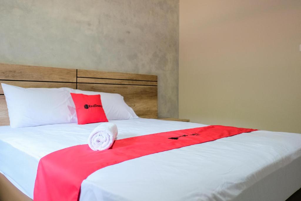 Postel nebo postele na pokoji v ubytování RedDoorz near Trans Studio Mall Cibubur 3