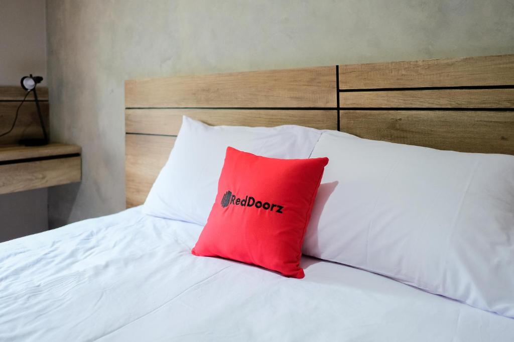 Postel nebo postele na pokoji v ubytování RedDoorz near Trans Studio Mall Cibubur 3