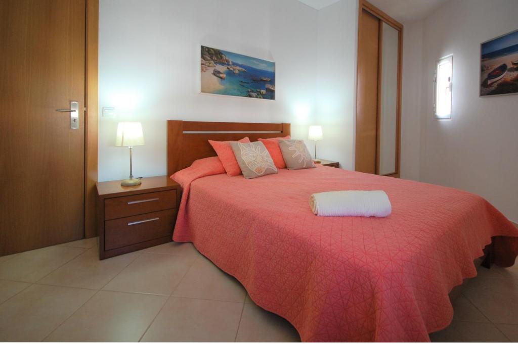 1 dormitorio con 1 cama grande con manta roja en Vila Mar Praia - Free wifi - 50 m From the beach, en Armação de Pêra