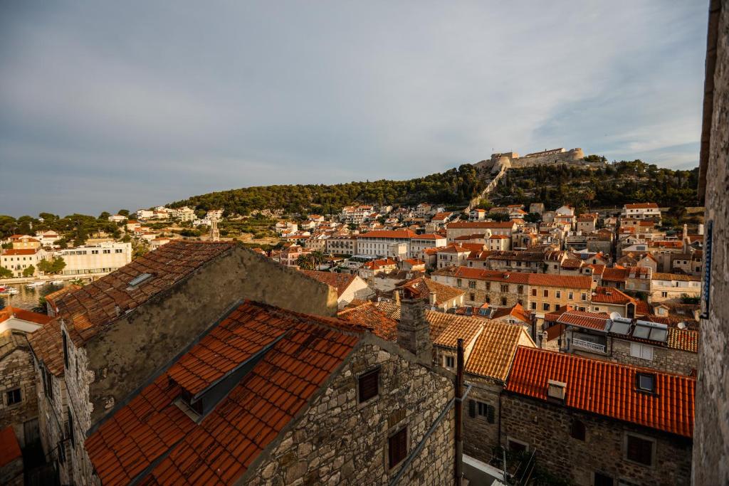 Výhľad na mesto Hvar alebo výhľad na mesto priamo z apartmánu