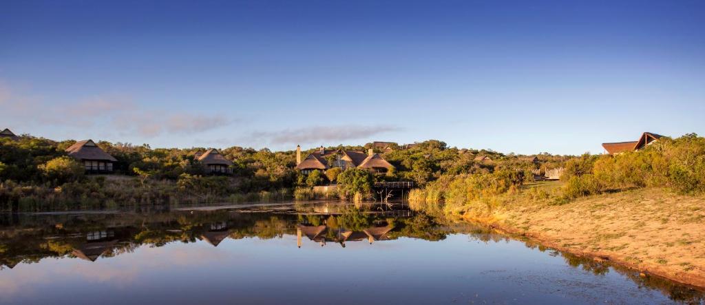 PatersonにあるLalibela Game Reserve - Kichaka Lodgeの家屋を背景に流れる川の眺め