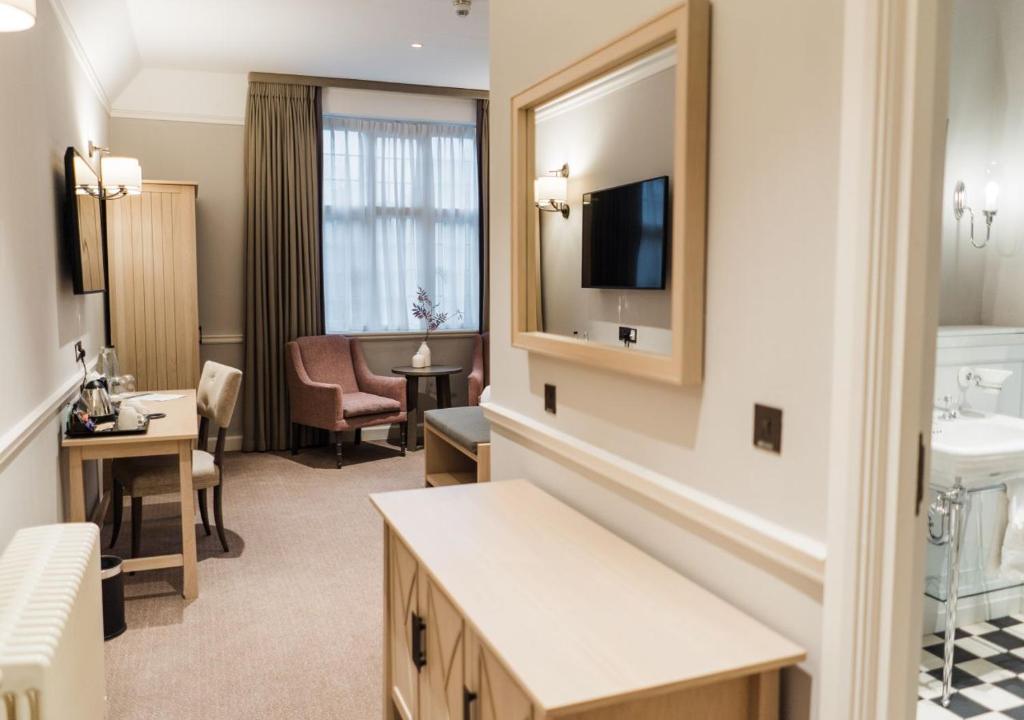 TV a/nebo společenská místnost v ubytování Edgbaston Park Hotel Birmingham