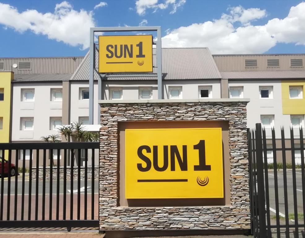 ein Schild, das neben einem Gebäude steht in der Unterkunft SUN1 ALBERTON in Johannesburg