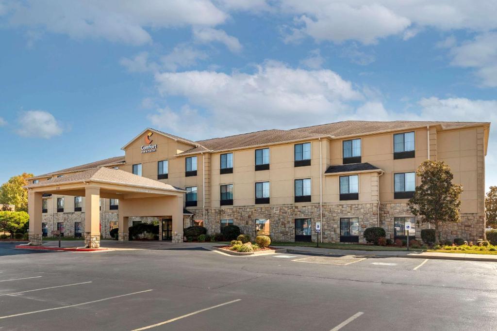 un hôtel avec un parking devant dans l'établissement Comfort Inn & Suites Russellville I-40, à Russellville