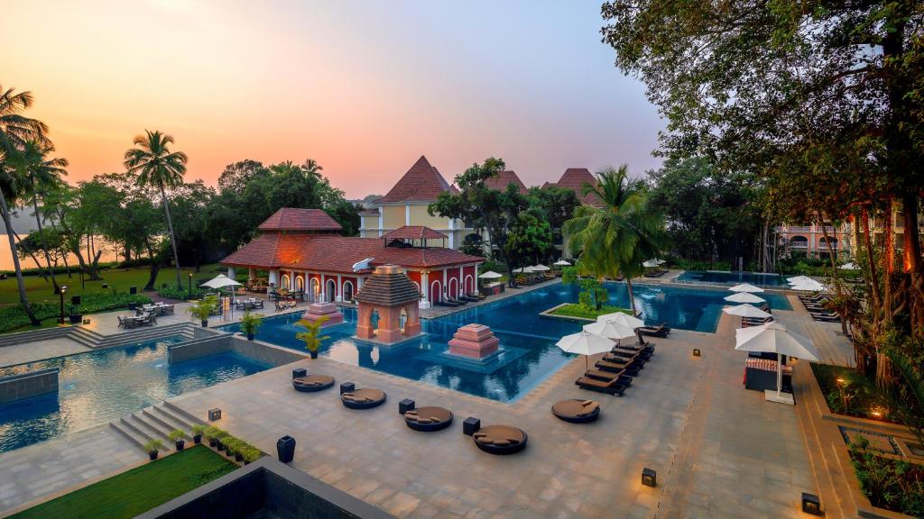 - une vue aérienne sur un complexe avec une piscine dans l'établissement Grand Hyatt Goa, à Bambolim