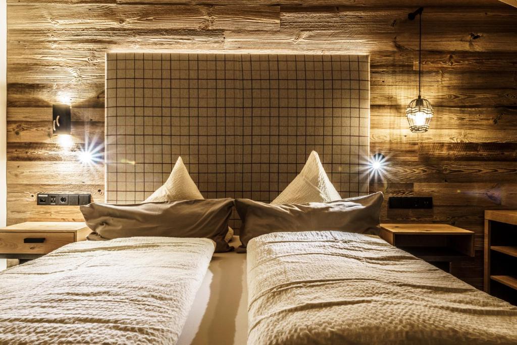Postel nebo postele na pokoji v ubytování Chalets - The Peak
