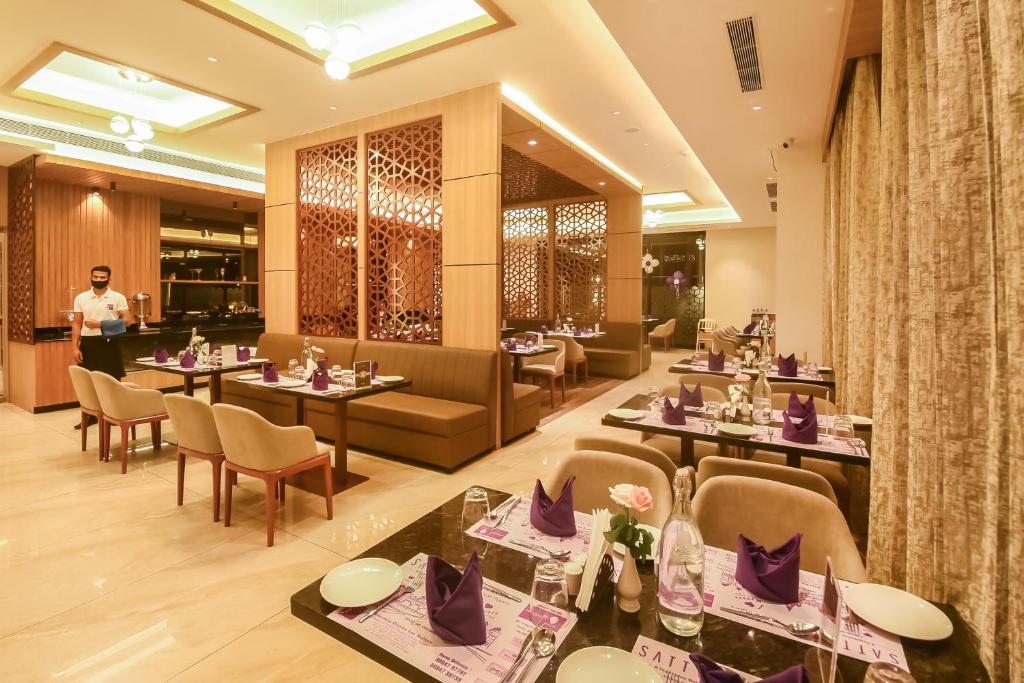 Restaurace v ubytování Emerald Clarks Inn Suites