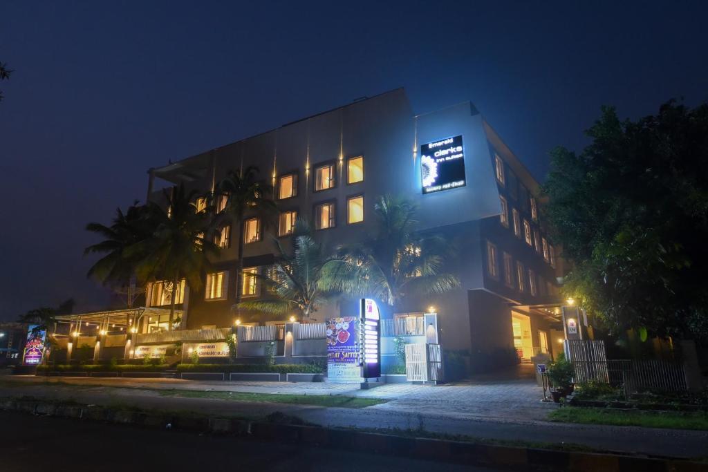 budynek z znakiem przed nim w nocy w obiekcie Emerald Clarks Inn Suites w mieście Mysuru