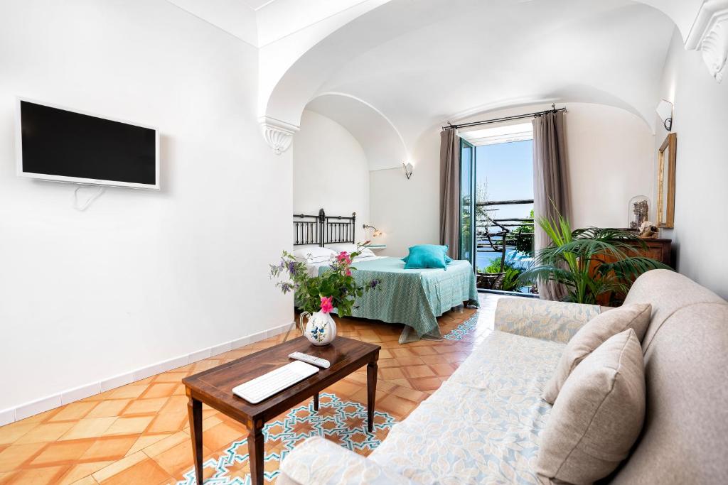 sala de estar con sofá y mesa en B&B Ercole di Amalfi, en Amalfi