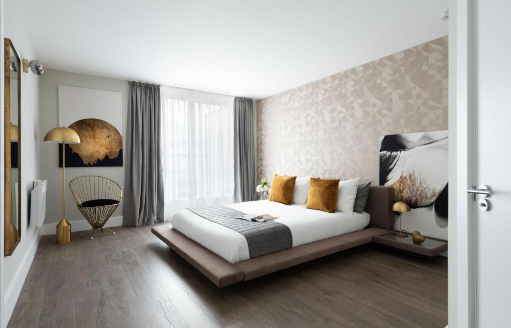 a bedroom with a large bed in a room at Oxford Street Fitzrovia Apartments in London