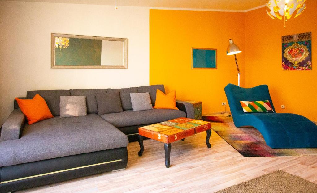 ein Wohnzimmer mit einem Sofa und einem Stuhl in der Unterkunft Charming Domicile Leipzig City Center in Leipzig