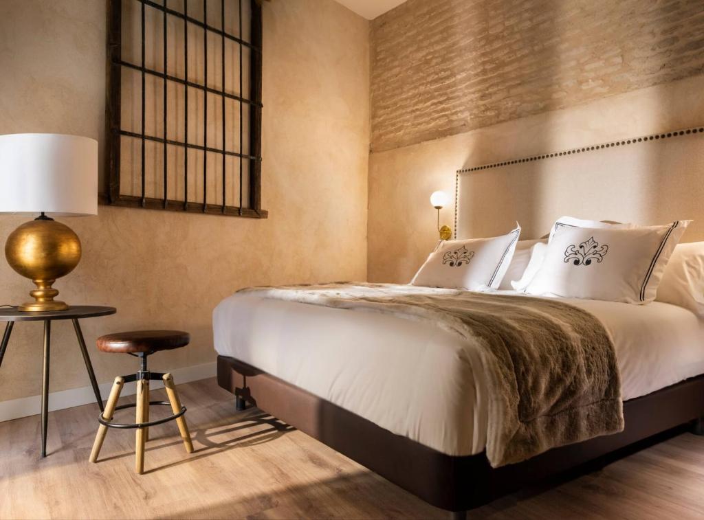 Postel nebo postele na pokoji v ubytování Casa Sevilla 1855 Suites by Época
