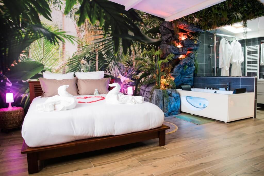 Postel nebo postele na pokoji v ubytování SECRET SUITE "Jungle" - Jacuzzi privatif - Gare RER C - Proche Paris