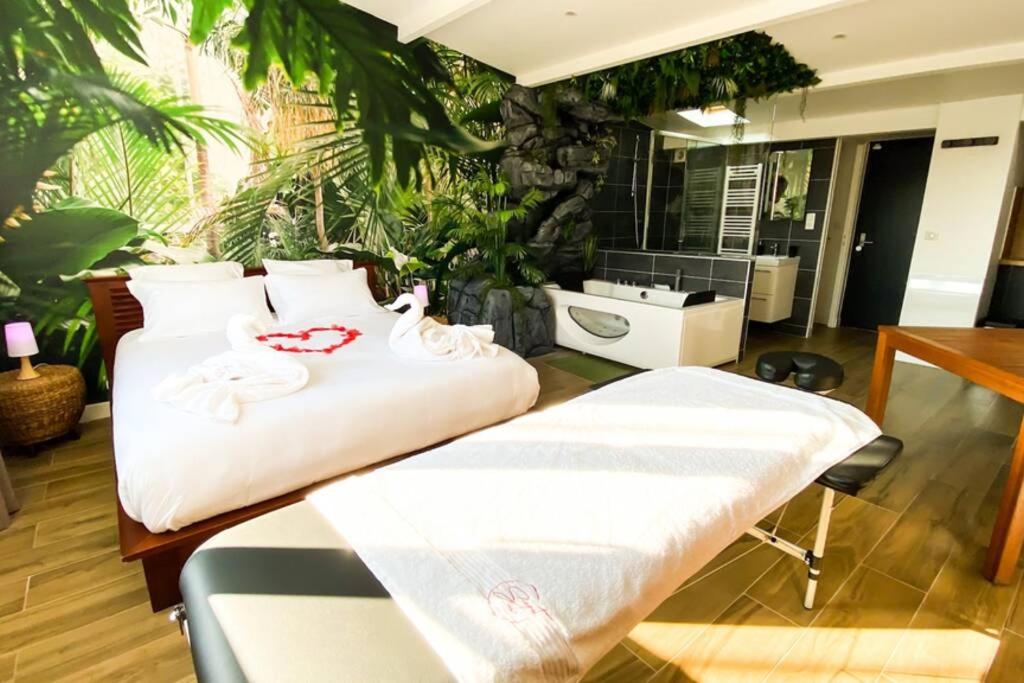 Posezení v ubytování SECRET SUITE "Jungle" - Jacuzzi privatif - Gare RER C - Proche Paris