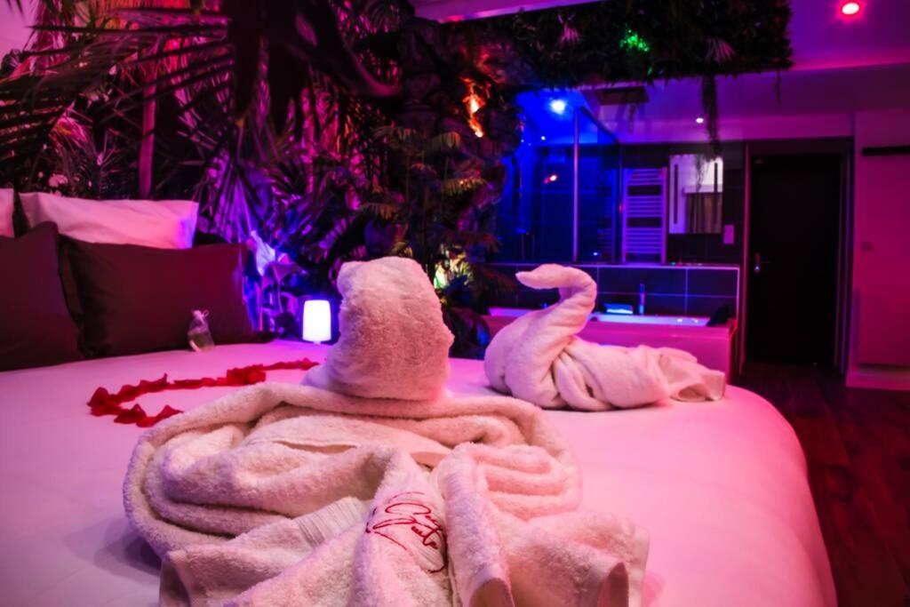 Postel nebo postele na pokoji v ubytování SECRET SUITE "Jungle" - Jacuzzi privatif - Gare RER C - Proche Paris