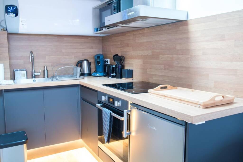 Kuchyň nebo kuchyňský kout v ubytování SECRET SUITE "Jungle" - Jacuzzi privatif - Gare RER C - Proche Paris