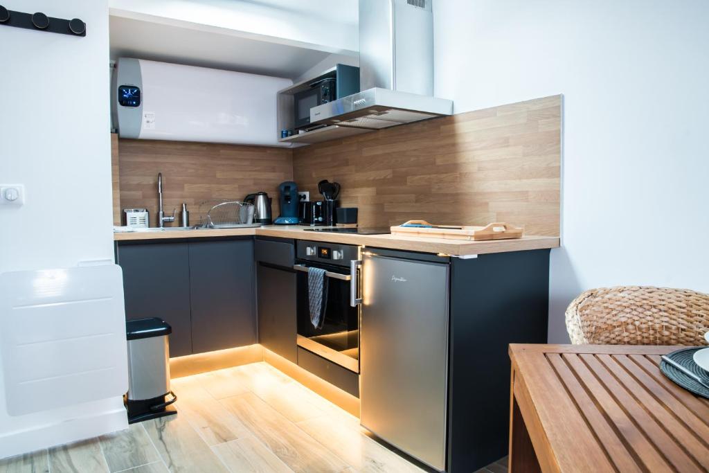 Kuchyň nebo kuchyňský kout v ubytování SECRET SUITE "Jungle" - Jacuzzi privatif - Gare RER C - Proche Paris