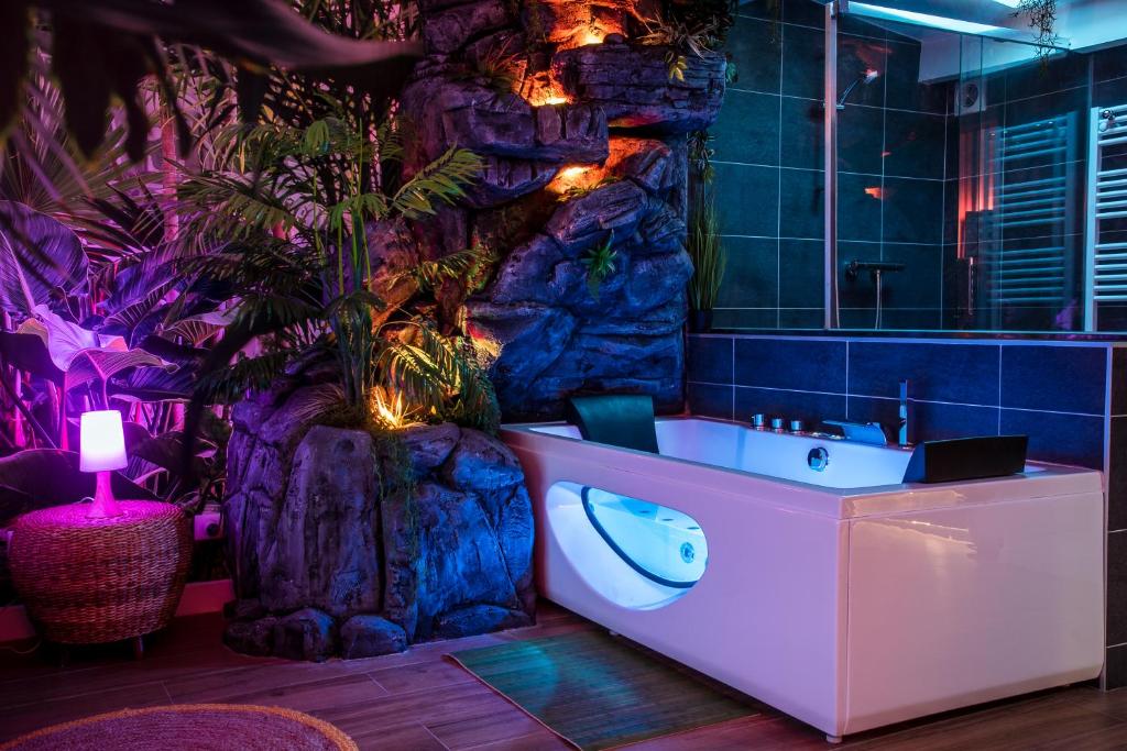 Koupelna v ubytování SECRET SUITE "Jungle" - Jacuzzi privatif - Gare RER C - Proche Paris