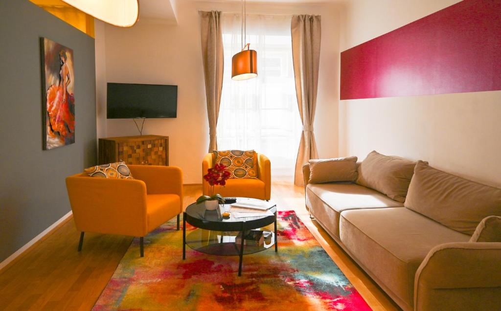 - un salon avec un canapé et deux chaises dans l'établissement Delightful Suite Hofburg, à Vienne