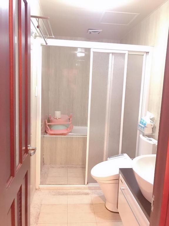 Bilik mandi di Funny Eggs Guest House