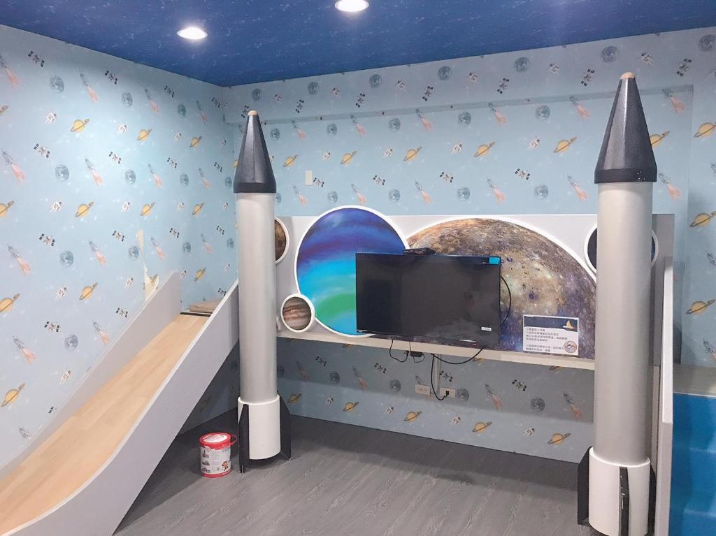 Televisyen dan/atau pusat hiburan di Funny Eggs Guest House