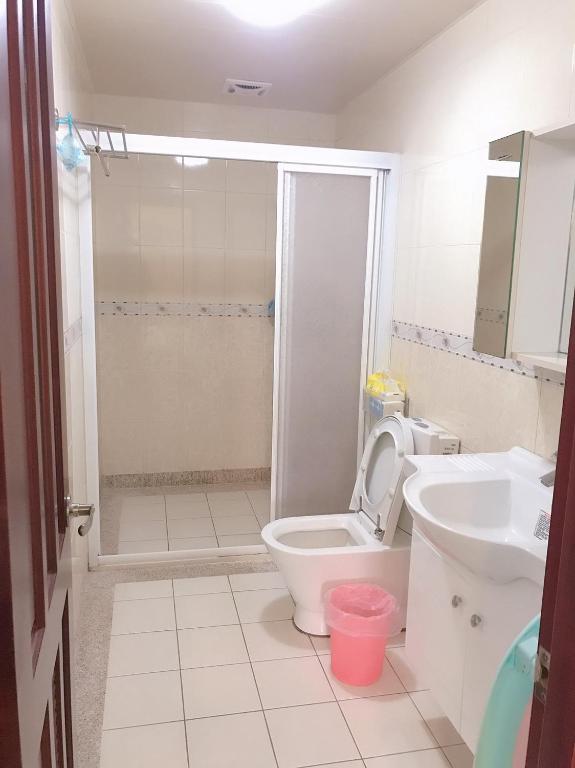 Bilik mandi di Funny Eggs Guest House
