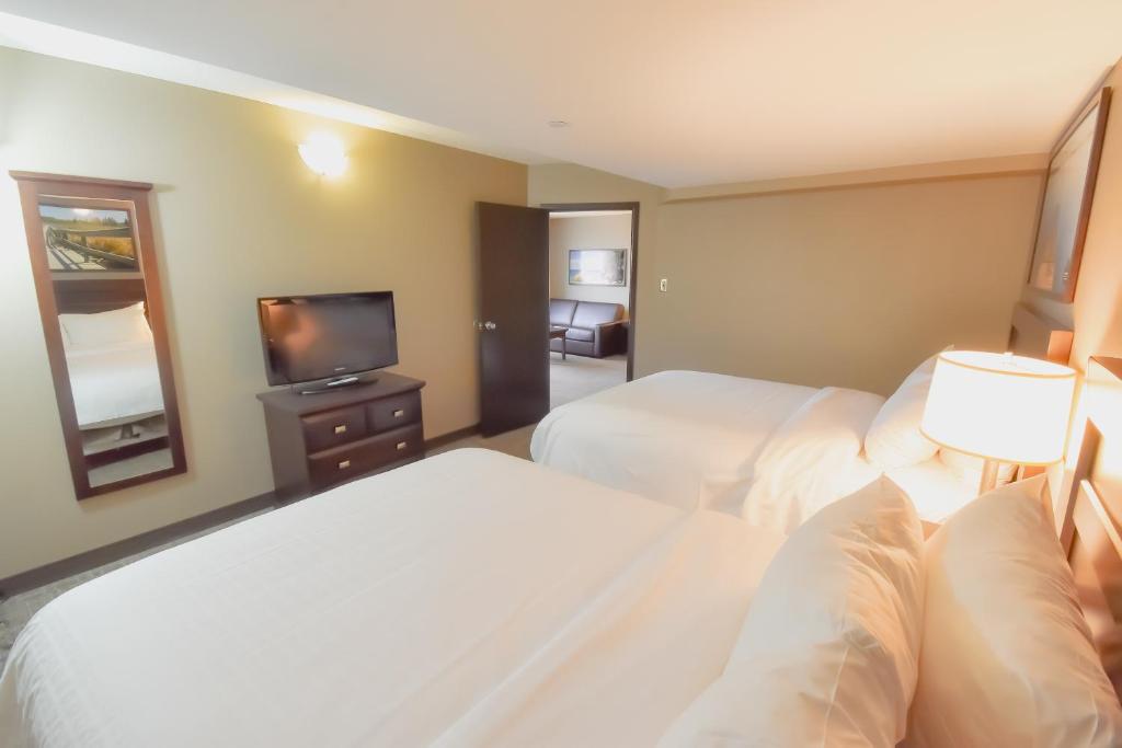 Postel nebo postele na pokoji v ubytování Canad Inns Destination Centre Transcona
