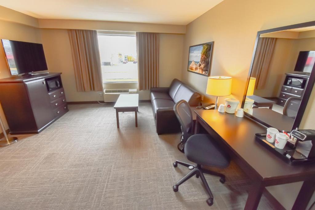TV a/nebo společenská místnost v ubytování Canad Inns Destination Centre Transcona