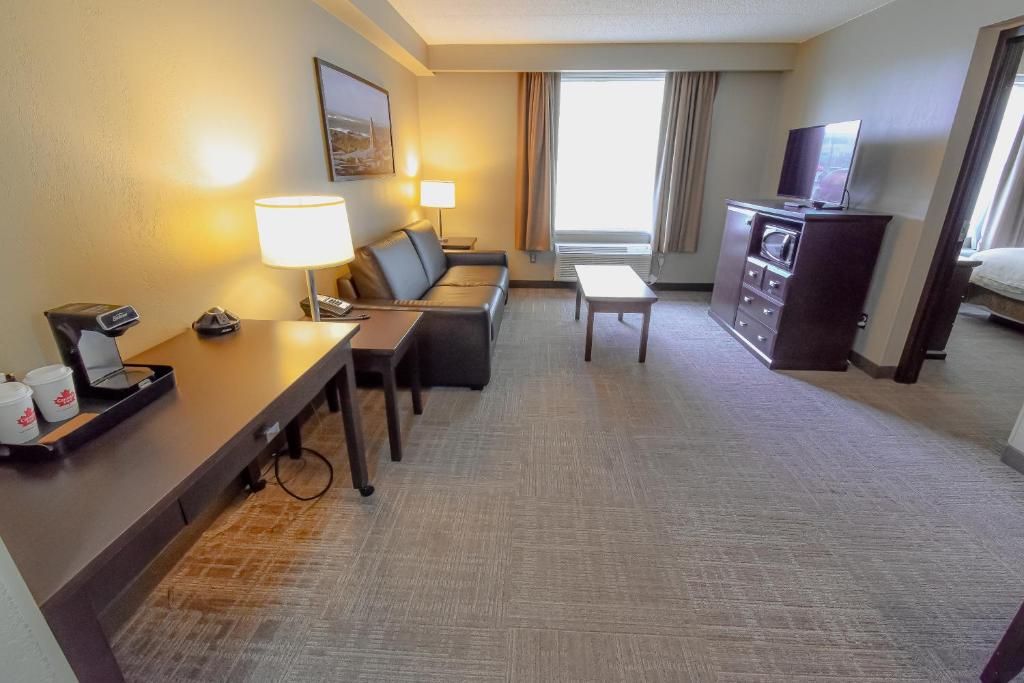 TV a/nebo společenská místnost v ubytování Canad Inns Destination Centre Transcona