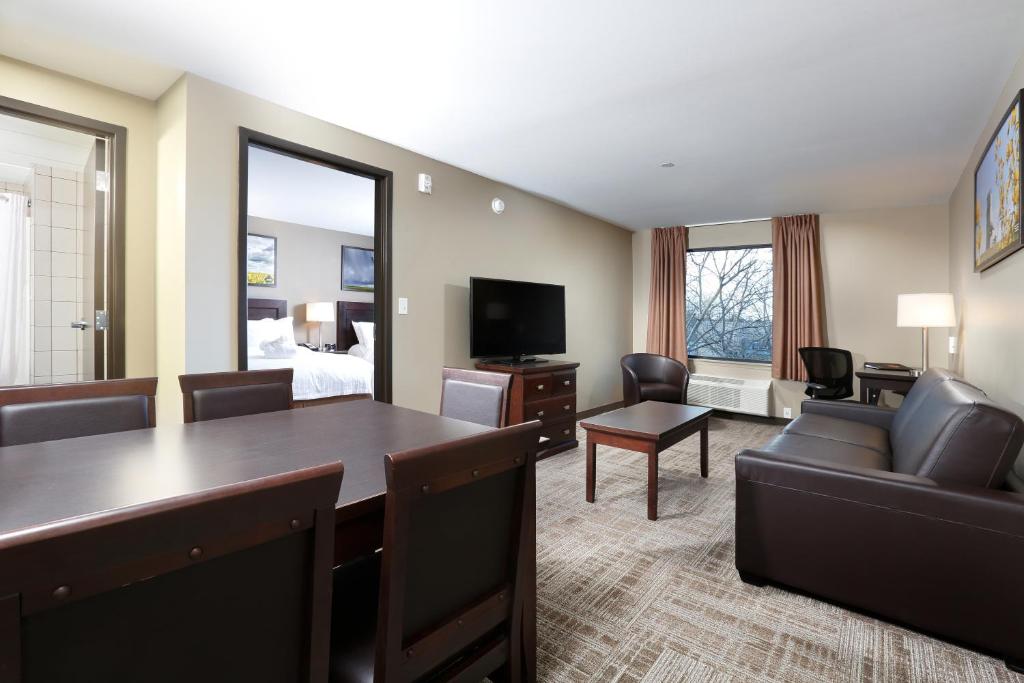 TV a/nebo společenská místnost v ubytování Canad Inns Destination Centre Transcona