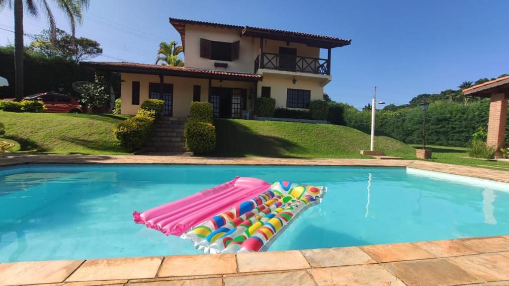 una casa con piscina con un poolvisor gonfiabile di PARAÍSO ECOLÓGICO- REGIÃO ATIBAIA a San Paolo