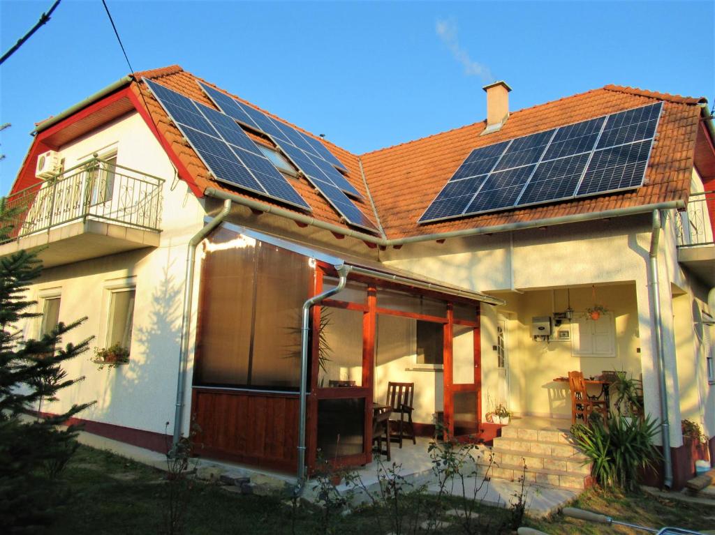 ギェネシュディアーシュにあるMenyhárt apartman Gyenesdiáson 6 fő részéreの屋根に太陽光パネルを敷いた家