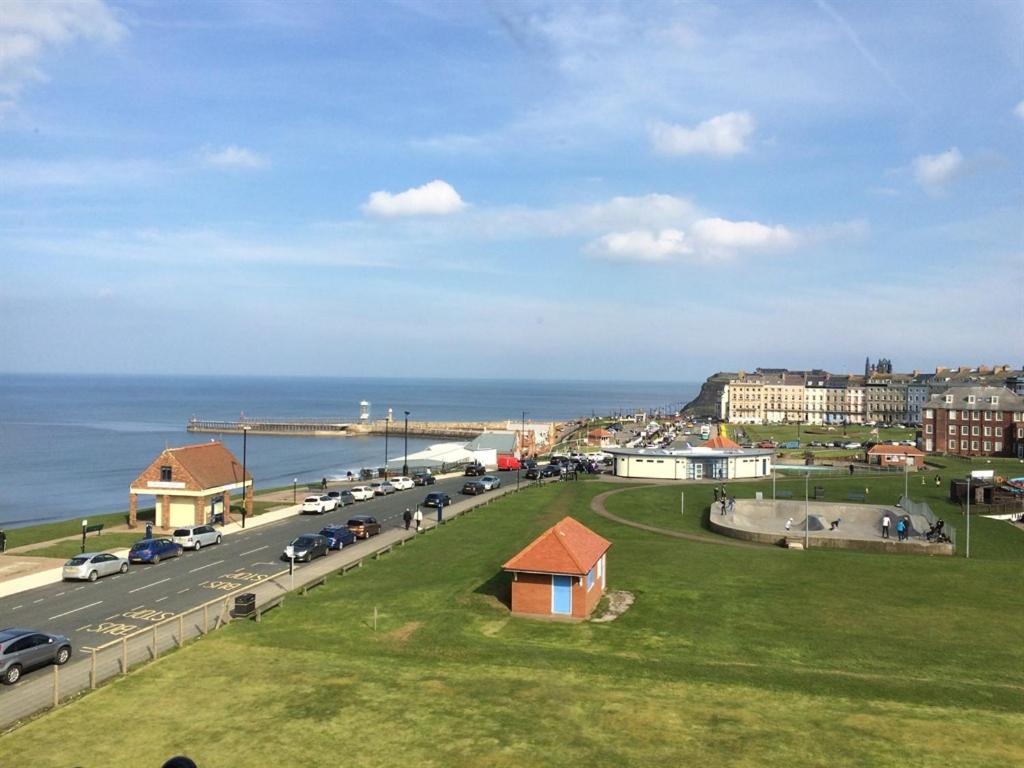 Blick auf eine Stadt mit auf der Straße geparkt in der Unterkunft Oceans 12 in Whitby