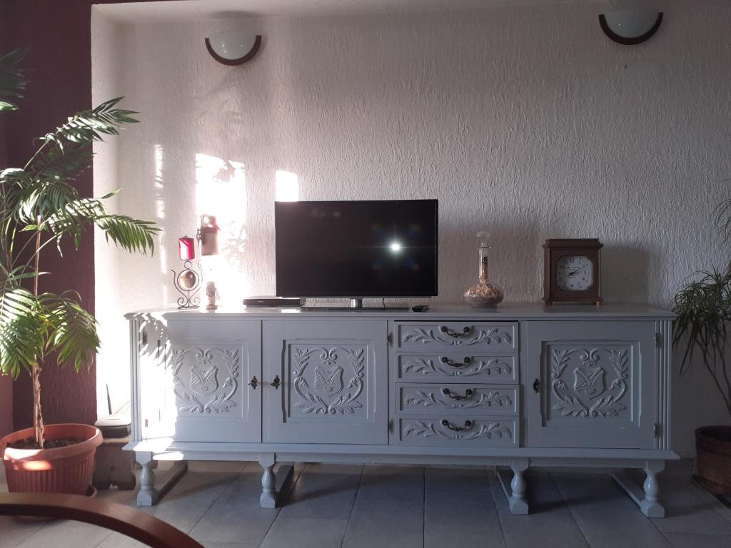 Televízia a/alebo spoločenská miestnosť v ubytovaní Apartment Tijan